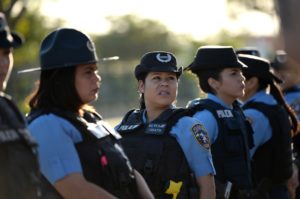 Mujeres policías en manifestación contra violencia de género