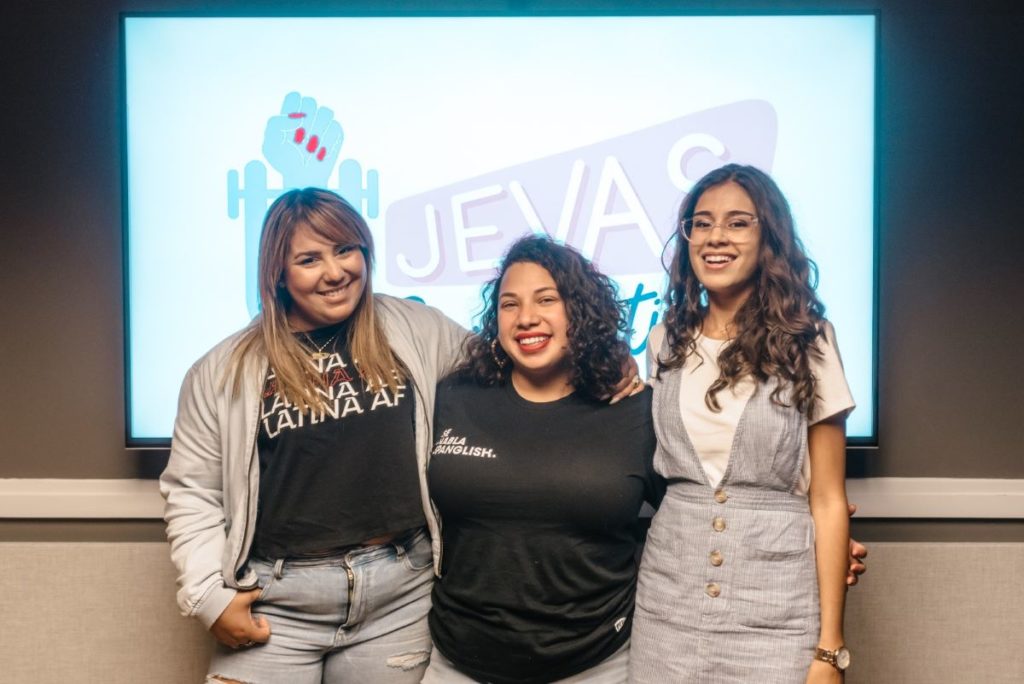 Krizia Ivelisse López , Stephanie Loraine Piñeiro y Adriana Jiménez, presentadoras de Jevas Combativas